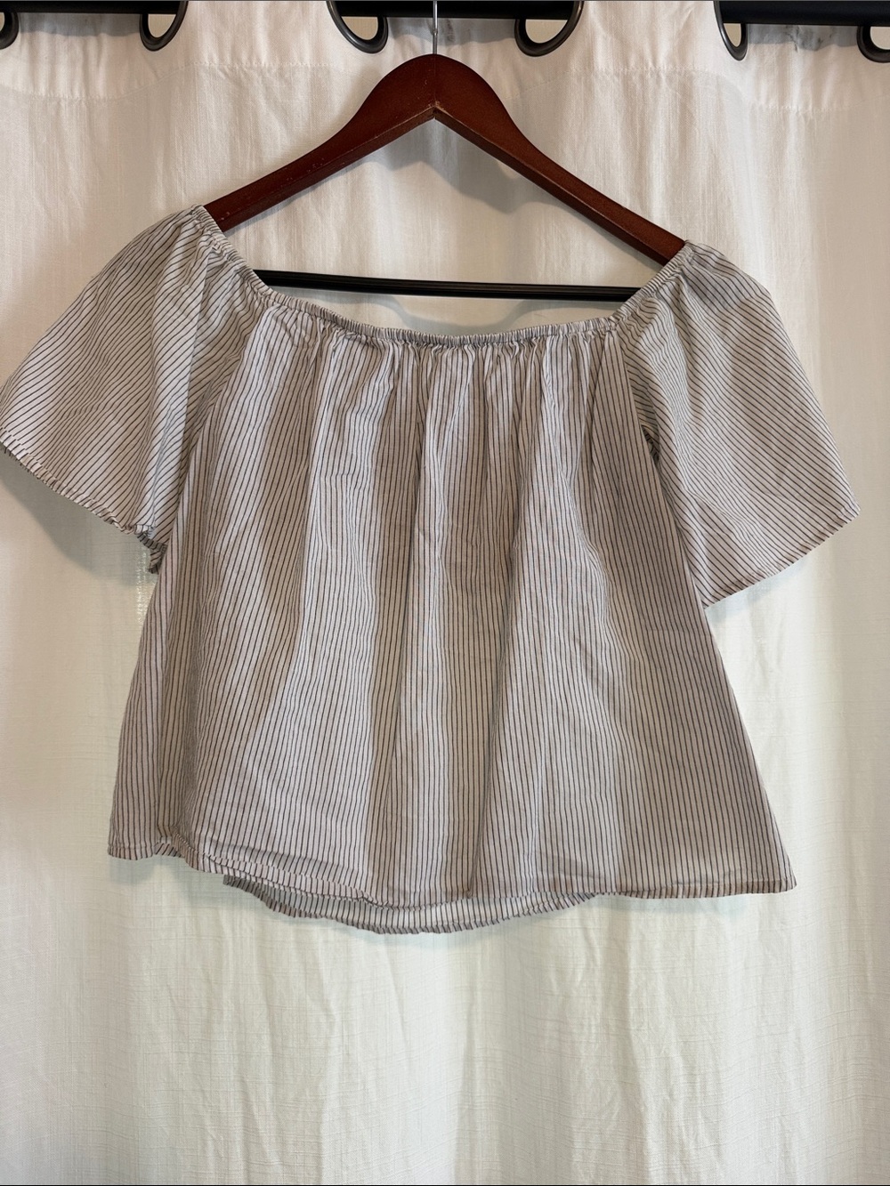 Express Striped Off-Shoulder Crop Top - Light Gray & White